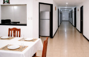 corredor con corredor y cocina