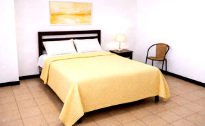 habitacion doble amarilla